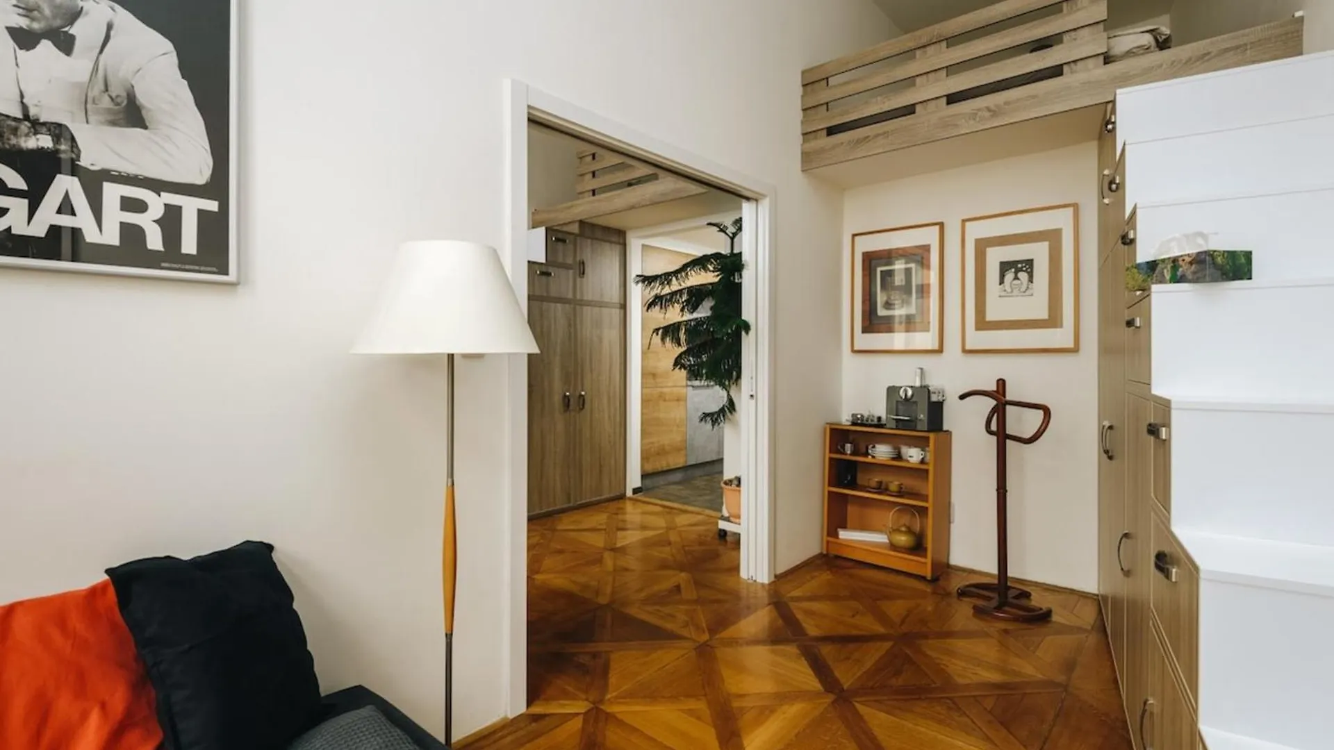 Contactos de Cozy & Comfortable Apt Walking Anywhere You Want Sen